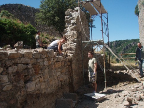 déblaiement d'une salle de l'enceinte supérieure du château de Termes en 2009.