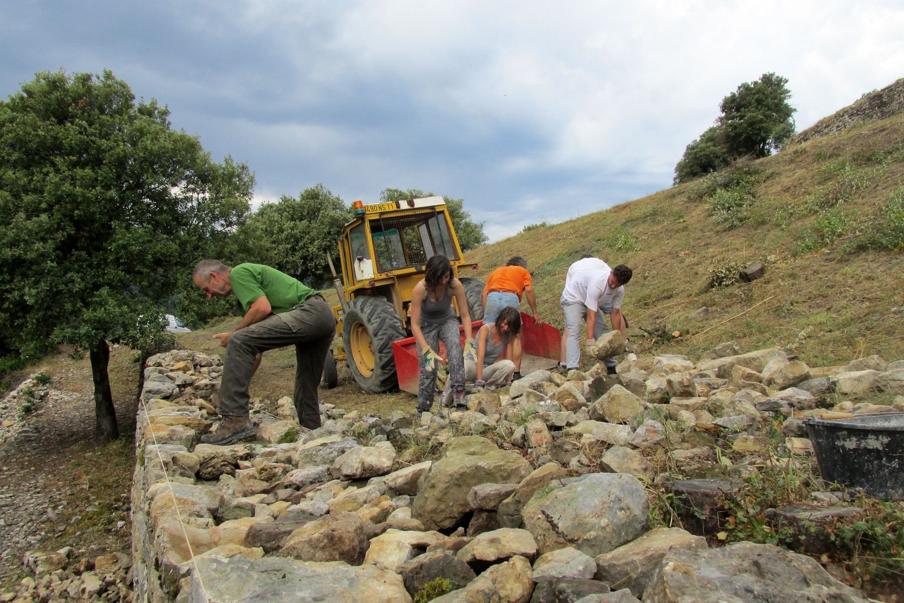 Chantier bénévole au château de Termes mission patrimoine REMPART Pays Cathare Corbières