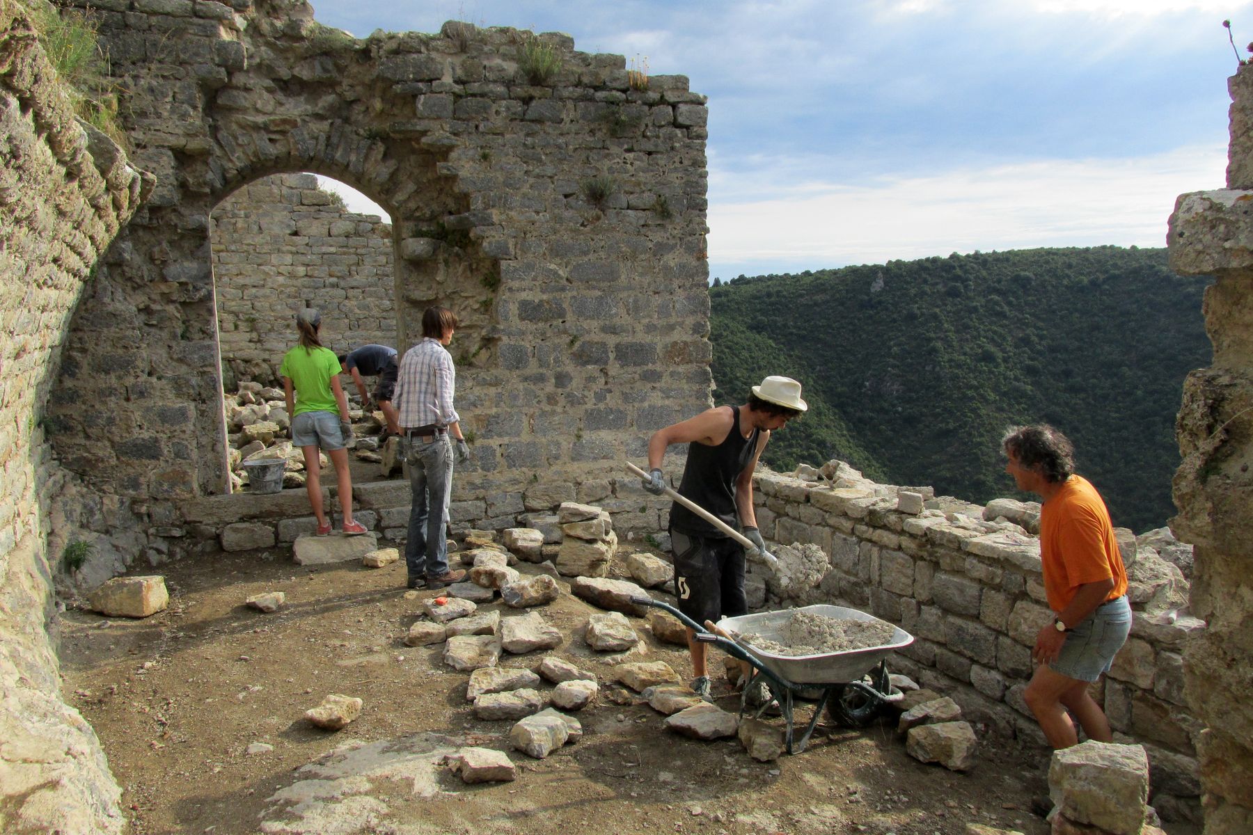 Chantier bénévole au château de Termes Aude mission REMPART Chantier bénévole au château de Termes Aude mission REMPART