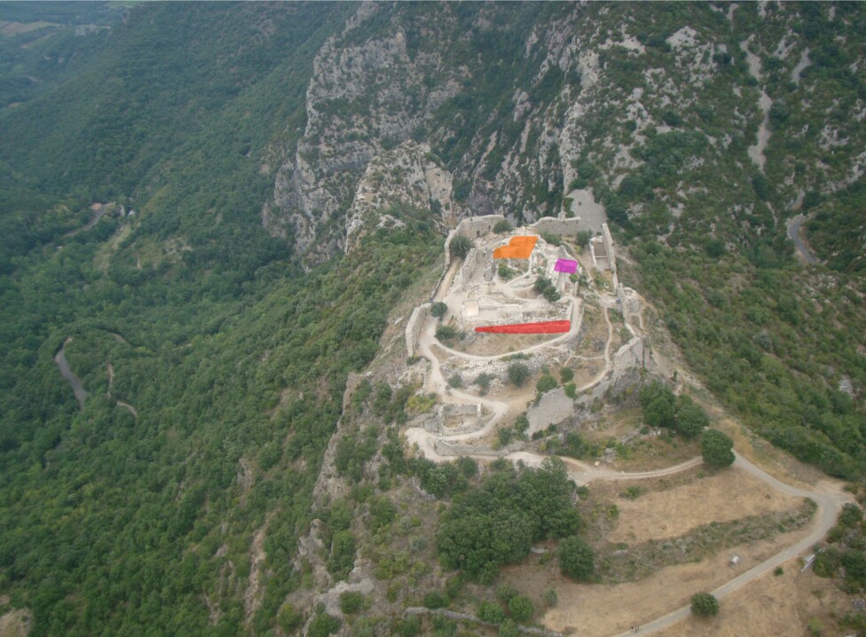 Photo de Sylvie Poulain - 2009. Vue aérienne du château de Termes.